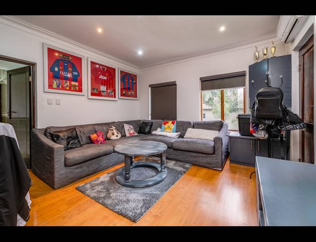 6 BEDROOM HOUSE FOR SALE IN WOODMEAD